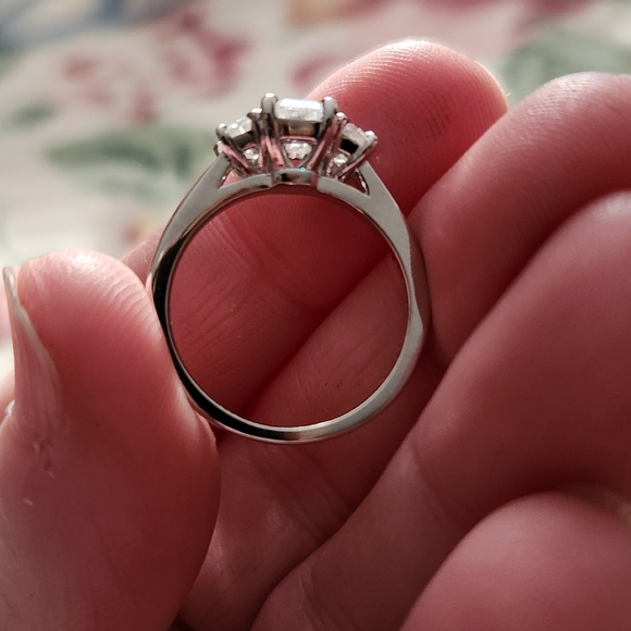 Moissanite engagement ring - Picture 3 of 10